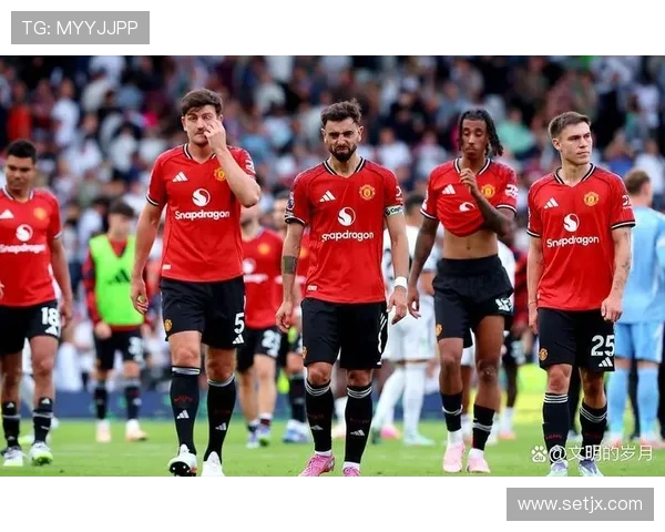 曼联防守体系漏洞频出问题在近期比赛中显现，对球队稳定性与表现造成影响